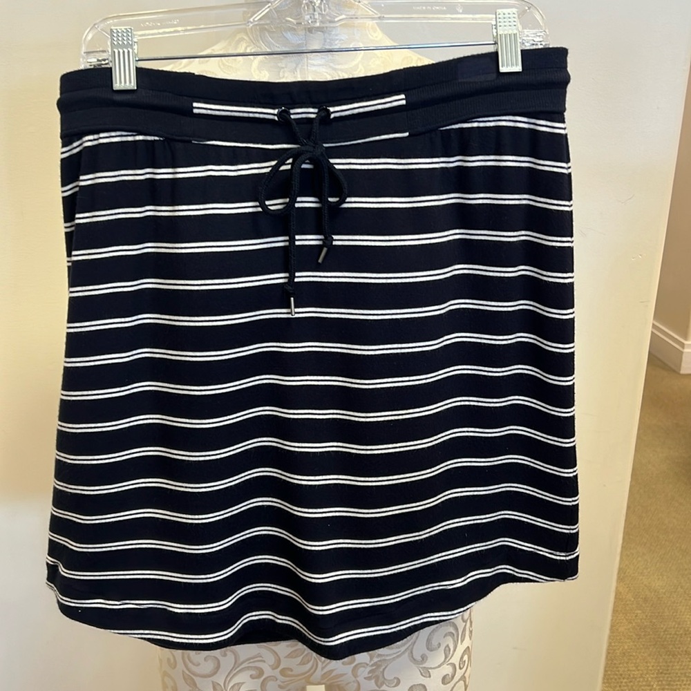 Navy/White striped cotton Talbots skirt in size medium